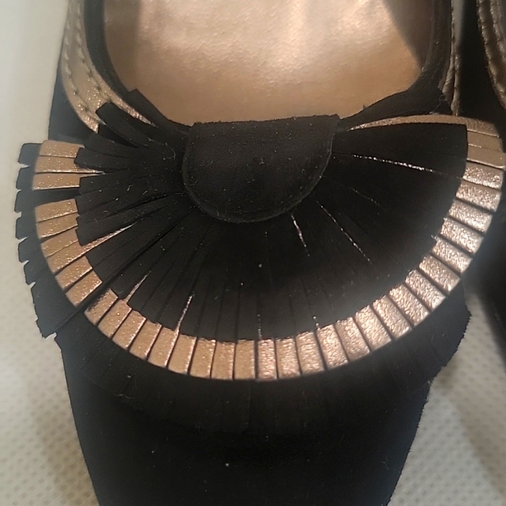 SALVATORE FERRAGAMO BLACK SUEDE LEATHER PUMPS (sz 6) - Picture 3 of 7